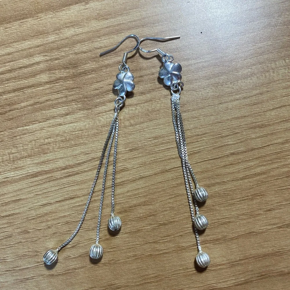 Beautiful Flower Earring - Picture 3 of 3